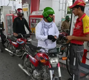 حکومت کا بڑا ریلیف، پیٹرولیم مصنوعات سستی، نئی قیمتیں جاری 9 حکومت کا بڑا ریلیف، پیٹرولیم مصنوعات سستی، نئی قیمتیں جاری