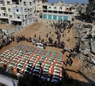 غزہ: تقریباً تین سال بعد ملبے سے ملنے والی 112 باقیات کی اجتماعی تدفین 1 غزہ: تقریباً تین سال بعد ملبے سے ملنے والی 112 باقیات کی اجتماعی تدفین