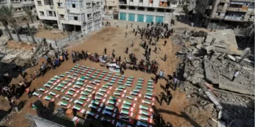 غزہ: تقریباً تین سال بعد ملبے سے ملنے والی 112 باقیات کی اجتماعی تدفین