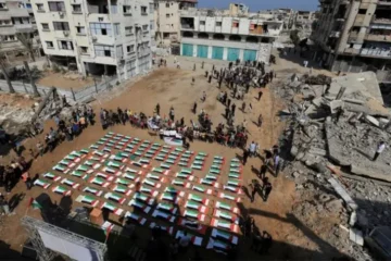 غزہ: تقریباً تین سال بعد ملبے سے ملنے والی 112 باقیات کی اجتماعی تدفین