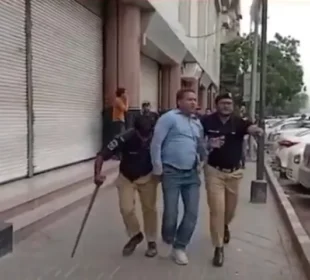 کراچی: پی ٹی آئی کے احتجاج میں پولیس اور کارکنان کے درمیان جھڑپ، متعدد افراد زیرِ حراست 8 کراچی: پی ٹی آئی کے احتجاج میں پولیس اور کارکنان کے درمیان جھڑپ، متعدد افراد زیرِ حراست