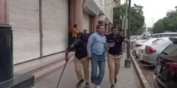 کراچی: پی ٹی آئی کے احتجاج میں پولیس اور کارکنان کے درمیان جھڑپ، متعدد افراد زیرِ حراست