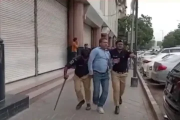 کراچی: پی ٹی آئی کے احتجاج میں پولیس اور کارکنان کے درمیان جھڑپ، متعدد افراد زیرِ حراست 2 کراچی: پی ٹی آئی کے احتجاج میں پولیس اور کارکنان کے درمیان جھڑپ، متعدد افراد زیرِ حراست