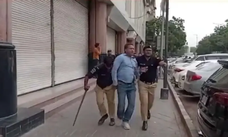 کراچی: پی ٹی آئی کے احتجاج میں پولیس اور کارکنان کے درمیان جھڑپ، متعدد افراد زیرِ حراست