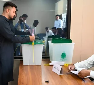 آزاد کشمیر انتخابات: پولنگ ختم، باغ اور حویلی کے چار حلقوں میں گنتی جاری 1 آزاد کشمیر انتخابات: پولنگ ختم، باغ اور حویلی کے چار حلقوں میں گنتی جاری