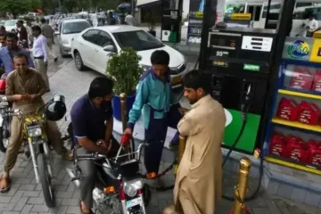 پیٹرول سستا، ڈیزل مہنگا؛ نئی قیمتوں کا اعلان 3 پیٹرول سستا، ڈیزل مہنگا؛ نئی قیمتوں کا اعلان