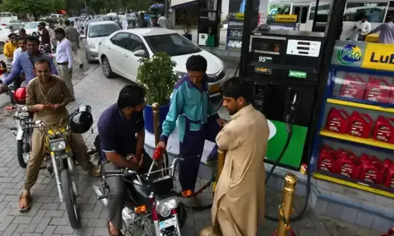پیٹرول سستا، ڈیزل مہنگا؛ نئی قیمتوں کا اعلان