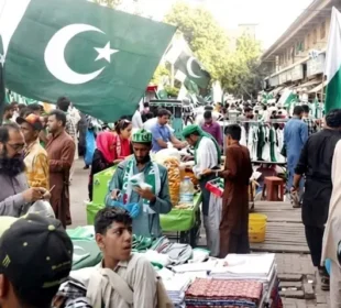 ملک بھر میں یومِ آزادی کی تیاریاں عروج پر، سبز ہلالی پرچموں سے شہر سج گئے