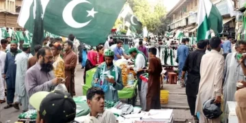 ملک بھر میں یومِ آزادی کی تیاریاں عروج پر، سبز ہلالی پرچموں سے شہر سج گئے