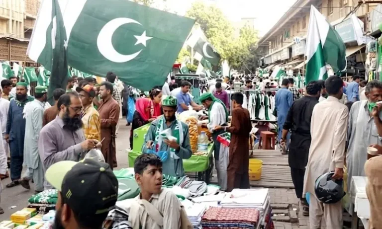 131519542ملک بھر میں یومِ آزادی کی تیاریاں عروج پر، سبز ہلالی پرچموں سے شہر سج گئے6af153