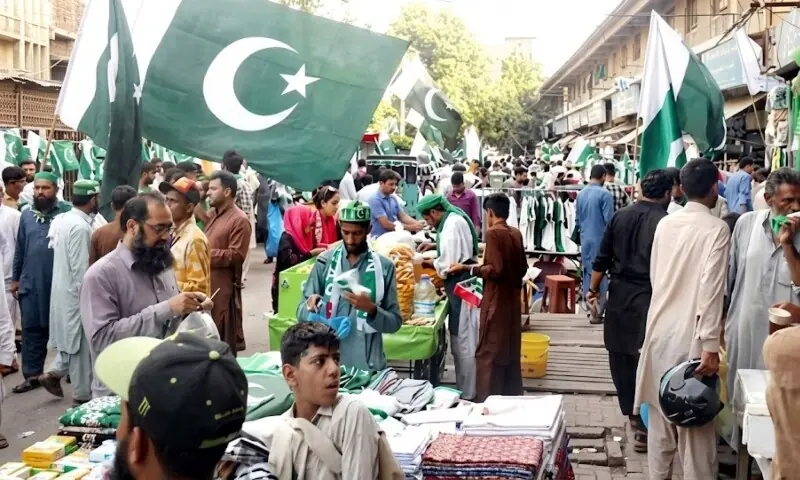 ملک بھر میں یومِ آزادی کی تیاریاں عروج پر، سبز ہلالی پرچموں سے شہر سج گئے 1 ملک بھر میں یومِ آزادی کی تیاریاں عروج پر، سبز ہلالی پرچموں سے شہر سج گئے