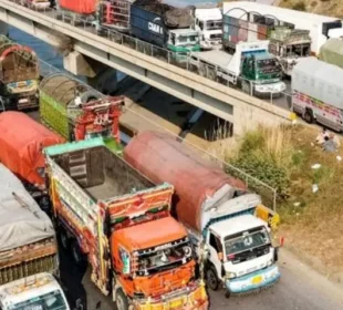مذاکرات کامیاب، گڈز ٹرانسپورٹرز کا ہڑتال مؤخر کرنے کا اعلان