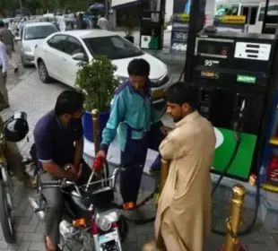 پیٹرول کی قیمت میں اضافہ، ڈیزل میں بڑی کمی