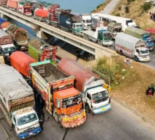 ڈیزل کی قیمت میں کمی، مال بردار گاڑیوں کے کرایے 10 فیصد کم کرنے کا فیصلہ
