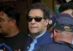 عمران خان کی اسپتال منتقلی، پی ٹی آئی نے حکومت کے خلاف توہینِ عدالت کی درخواست دائر کر دی