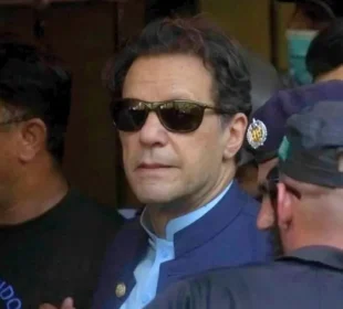 عمران خان کی اسپتال منتقلی، پی ٹی آئی نے حکومت کے خلاف توہینِ عدالت کی درخواست دائر کر دی 6 عمران خان کی اسپتال منتقلی، پی ٹی آئی نے حکومت کے خلاف توہینِ عدالت کی درخواست دائر کر دی