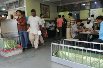 بھارت کا منفرد ریسٹورنٹ جہاں قبروں کے درمیان بیٹھ کر کھانا کھایا جاتا ہے 2 بھارت کا منفرد ریسٹورنٹ جہاں قبروں کے درمیان بیٹھ کر کھانا کھایا جاتا ہے