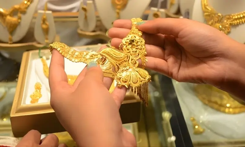 سونے کے خریداروں کے لیے اہم خبر، قیمت میں نمایاں کمی