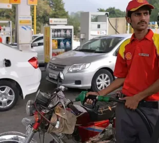 حکومت نے پیٹرول کی قیمت میں 50 پیسے کمی کردی