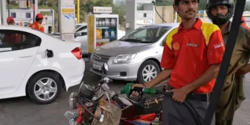 حکومت نے پیٹرول کی قیمت میں 50 پیسے کمی کردی 1 حکومت نے پیٹرول کی قیمت میں 50 پیسے کمی کردی