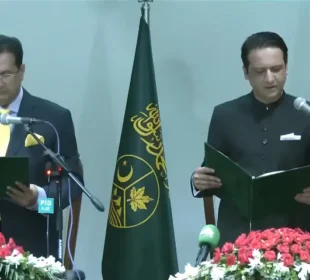 افتخار گیلانی آزاد کشمیر کے نئے وزیراعظم منتخب، عہدے کا حلف اٹھا لیا