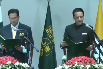 افتخار گیلانی آزاد کشمیر کے نئے وزیراعظم منتخب، عہدے کا حلف اٹھا لیا