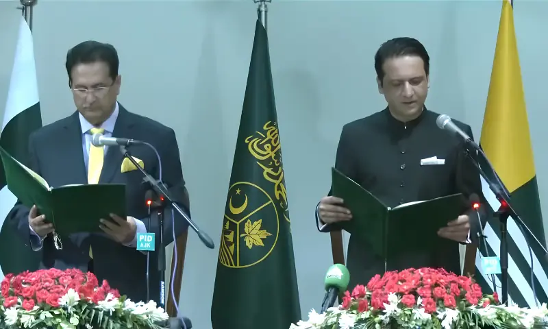 افتخار گیلانی آزاد کشمیر کے نئے وزیراعظم منتخب، عہدے کا حلف اٹھا لیا