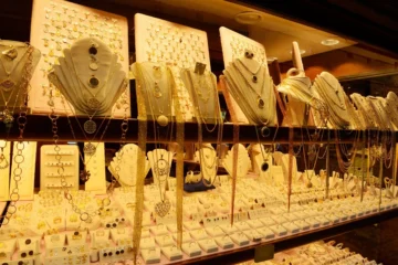 پاکستان میں سونے کی قیمت میں مزید کمی، چاندی مہنگی ہوگئی