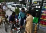 پاکستان میں پیٹرول اور ڈیزل کی نئی قیمتیں، حالیہ عرصے میں کئی بار ردوبدل 7 پاکستان میں پیٹرول اور ڈیزل کی نئی قیمتیں، حالیہ عرصے میں کئی بار ردوبدل