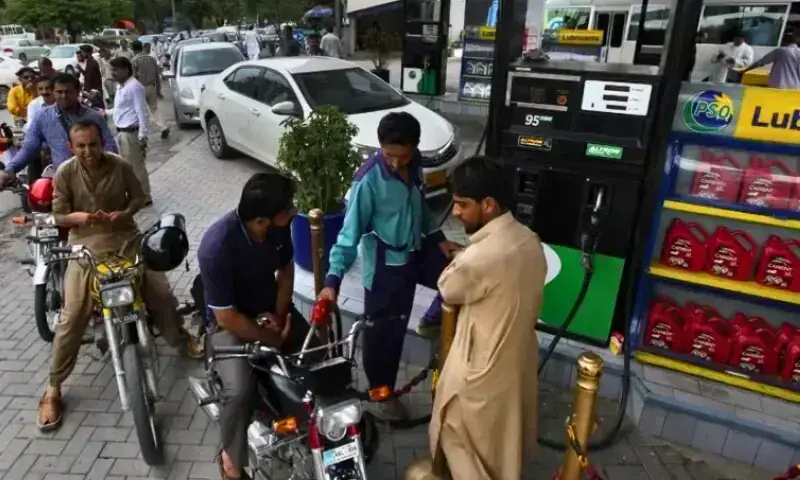 پیٹرول اور ڈیزل کی قیمتوں میں معمولی کمی، نئی قیمتیں نافذ 1 پیٹرول اور ڈیزل کی قیمتوں میں معمولی کمی، نئی قیمتیں نافذ