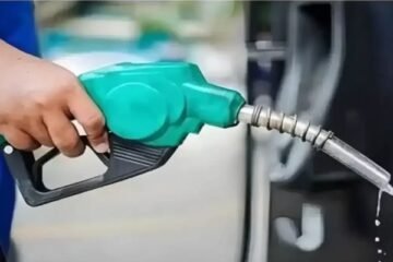 پیٹرول کی قیمت میں چھپا بڑا راز، شہری فی لیٹر کتنا اضافی دے رہے ہیں؟ 2 پیٹرول کی قیمت میں چھپا بڑا راز، شہری فی لیٹر کتنا اضافی دے رہے ہیں؟