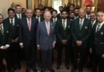 پاکستانی کرکٹ ٹیم کی کنگ چارلس سے ملاقات، یادگاری بیٹ پیش
