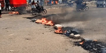 پیٹرولیم لیوی کے خلاف ملک گیر شٹر ڈاؤن، مختلف شہروں میں کاروبار بند، کراچی میں 6 افراد گرفتار 40 پیٹرولیم لیوی کے خلاف ملک گیر شٹر ڈاؤن، مختلف شہروں میں کاروبار بند، کراچی میں 6 افراد گرفتار
