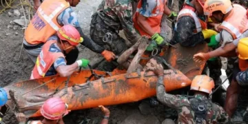نیپال: تباہ کن سیلاب کے 9 روز بعد سرنگ سے 2 افراد زندہ برآمد 16 نیپال: تباہ کن سیلاب کے 9 روز بعد سرنگ سے 2 افراد زندہ برآمد
