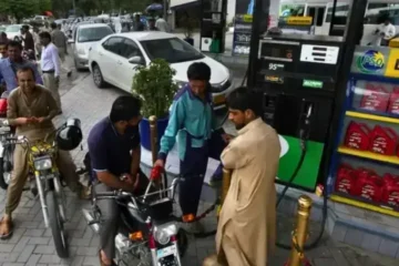 پیٹرول کی قیمت میں کمی، ڈیزل مہنگا ہوگیا 2 پیٹرول کی قیمت میں کمی، ڈیزل مہنگا ہوگیا