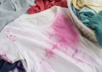 کپڑوں پر چڑھے ضدی رنگ کا راز؟ صرف چند منٹ میں داغ ہلکا کرنے کا طریقہ