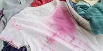 کپڑوں پر چڑھے ضدی رنگ کا راز؟ صرف چند منٹ میں داغ ہلکا کرنے کا طریقہ 6 کپڑوں پر چڑھے ضدی رنگ کا راز؟ صرف چند منٹ میں داغ ہلکا کرنے کا طریقہ