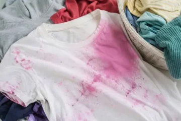 کپڑوں پر چڑھے ضدی رنگ کا راز؟ صرف چند منٹ میں داغ ہلکا کرنے کا طریقہ