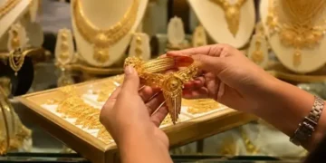 سونے کے نرخ مزید گر گئے، فی تولہ قیمت میں ایک ہزار روپے کمی 7 سونے کے نرخ مزید گر گئے، فی تولہ قیمت میں ایک ہزار روپے کمی