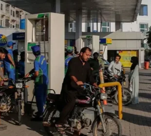 پیٹرولیم مصنوعات مزید مہنگی، پیٹرول 391 روپے سے تجاوز کرگیا