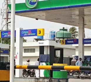 حکومت اور پیٹرولیم ڈیلرز میں معاملات طے، فیول ریلیف پیکج پر عملدرآمد شروع 9 حکومت اور پیٹرولیم ڈیلرز میں معاملات طے، فیول ریلیف پیکج پر عملدرآمد شروع