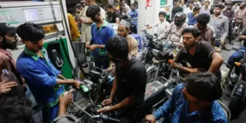 پیٹرول کی قیمت میں کمی، ڈیزل مزید مہنگا ہوگیا