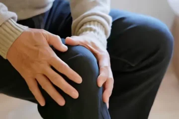 گھٹنوں کی تکلیف کی وجہ عمر نہیں، روزانہ کی یہ عادتیں بھی ہوسکتی ہیں