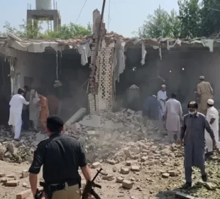 کوہاٹ پولیس لائنز دھماکا: 16 افراد جاں بحق، 6 دہشت گرد مارے گئے 3 کوہاٹ پولیس لائنز دھماکا: 16 افراد جاں بحق، 6 دہشت گرد مارے گئے