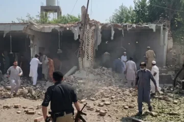 کوہاٹ پولیس لائنز دھماکا: 16 افراد جاں بحق، 6 دہشت گرد مارے گئے 2 کوہاٹ پولیس لائنز دھماکا: 16 افراد جاں بحق، 6 دہشت گرد مارے گئے