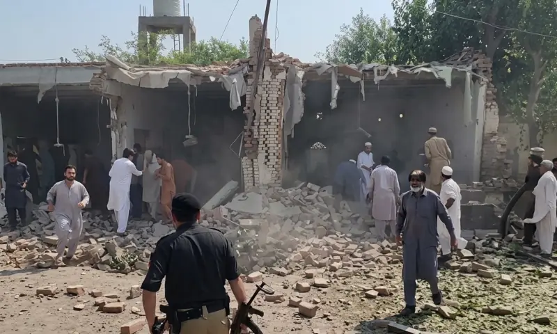 کوہاٹ پولیس لائنز دھماکا: 16 افراد جاں بحق، 6 دہشت گرد مارے گئے 1 کوہاٹ پولیس لائنز دھماکا: 16 افراد جاں بحق، 6 دہشت گرد مارے گئے