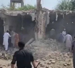 کوہاٹ پولیس لائنز حملہ: 8 دہشت گرد ہلاک، 23 افراد شہید 3 کوہاٹ پولیس لائنز حملہ: 8 دہشت گرد ہلاک، 23 افراد شہید