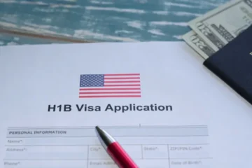 امریکا میں ایچ ون بی ویزا کی ایک لاکھ ڈالر فیس میں مزید ایک سال کی توسیع