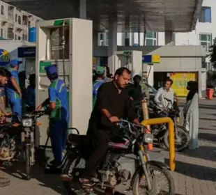 پیٹرول مہنگا، ڈیزل سستا؛ نئی قیمتوں کا اعلان 7 پیٹرول مہنگا، ڈیزل سستا؛ نئی قیمتوں کا اعلان