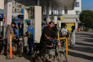پیٹرول مہنگا، ڈیزل سستا؛ نئی قیمتوں کا اعلان 2 پیٹرول مہنگا، ڈیزل سستا؛ نئی قیمتوں کا اعلان